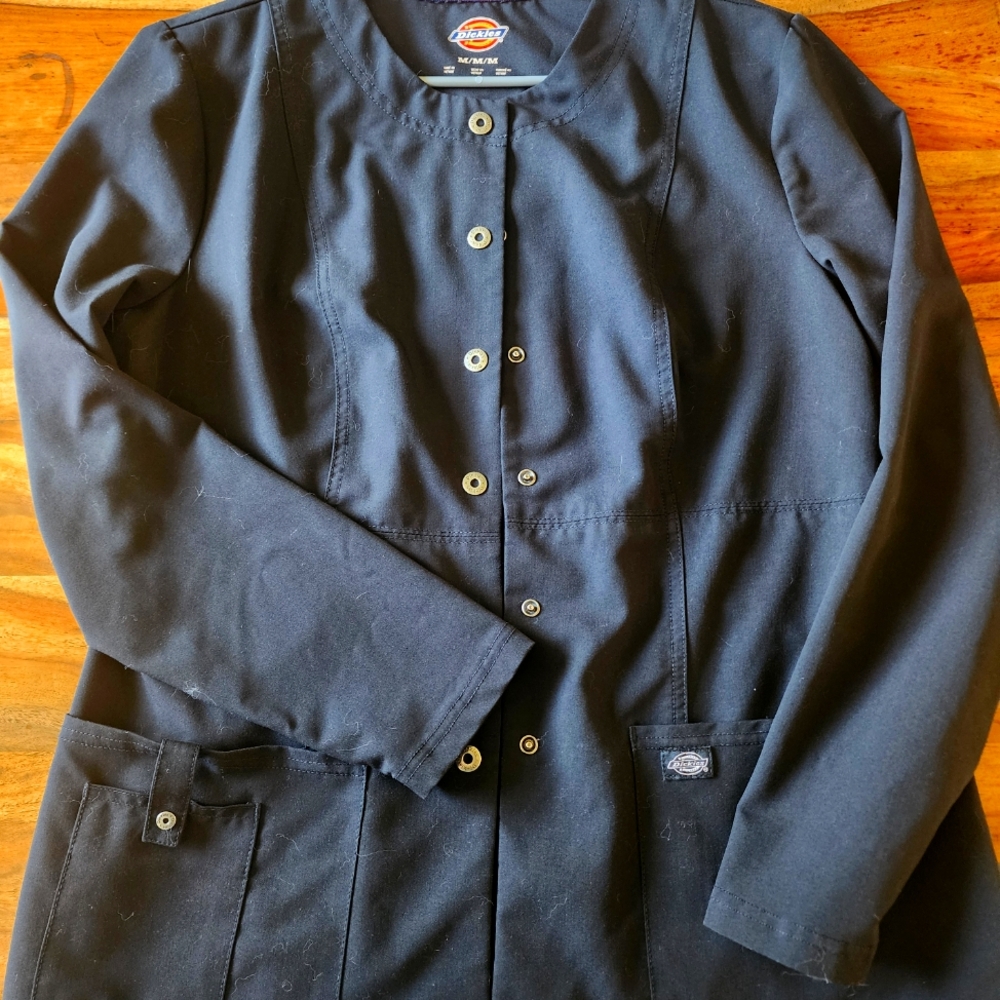 Dickies Women's 2-Pocket Snap Front Comfortable Scrub Jacket, Size Medium.